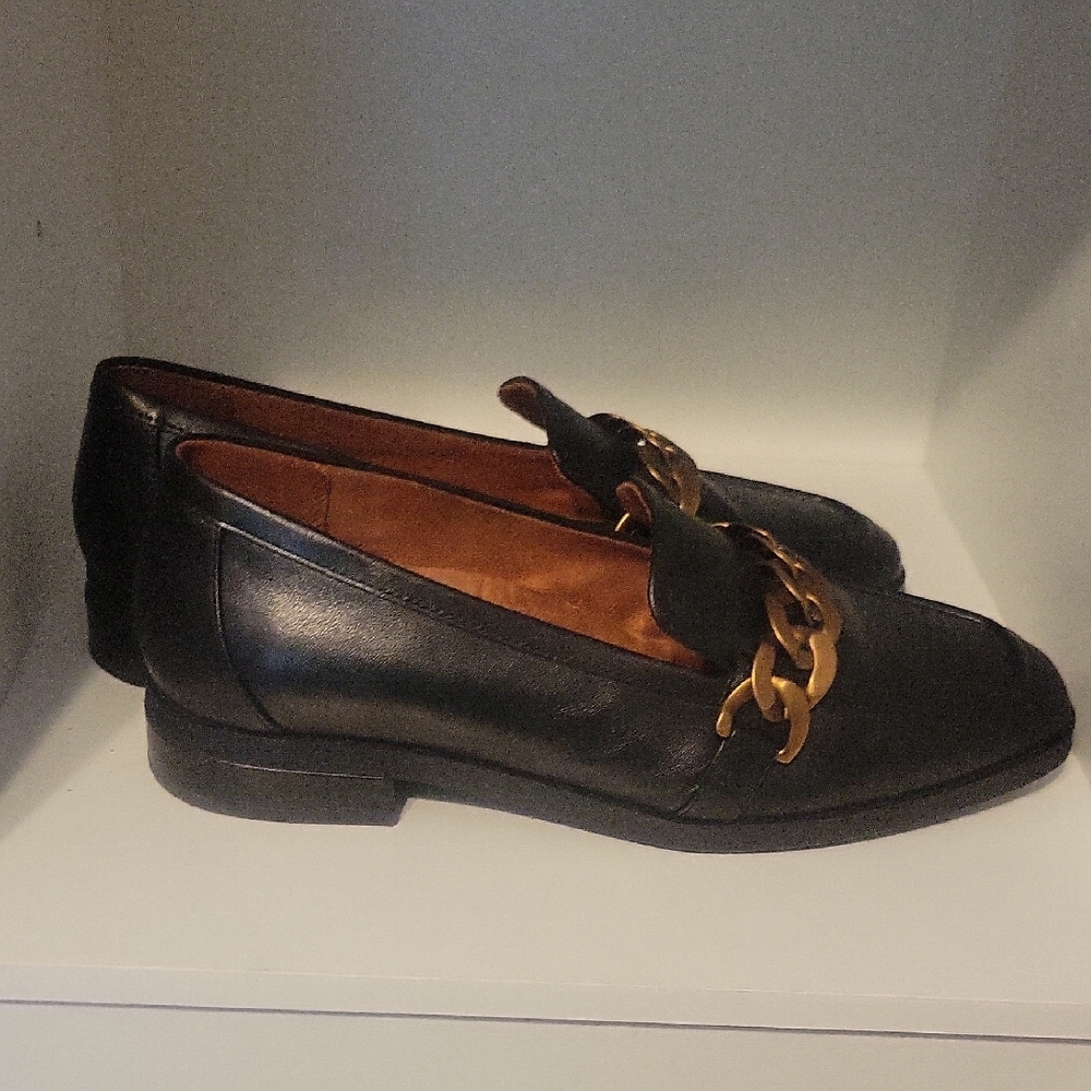 Vionic Sz7.5 Black Leather Slip-On Loafers with Gold Chain Accent - Picture 4 of 7